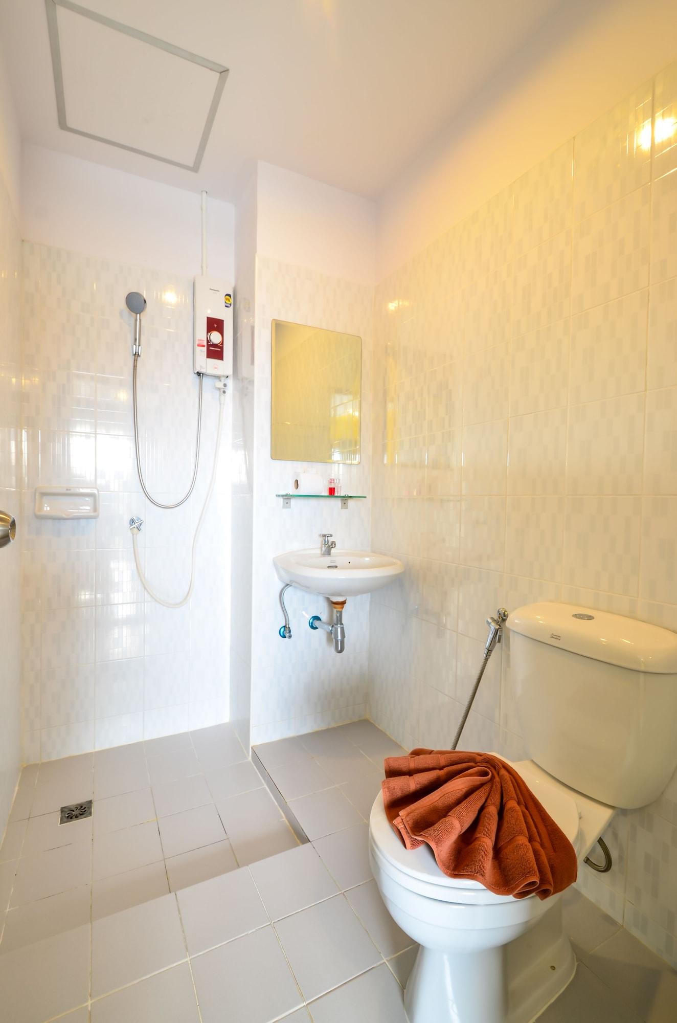 Two Color Patong Hotel Bagian luar foto