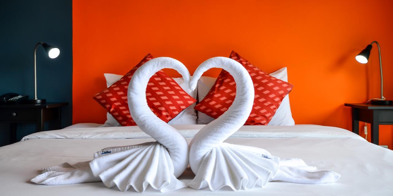 Two Color Patong Hotel Bagian luar foto